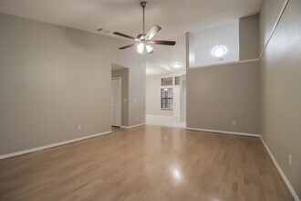 1052 Alpug Ave in Oviedo, FL - Foto de edificio - Building Photo