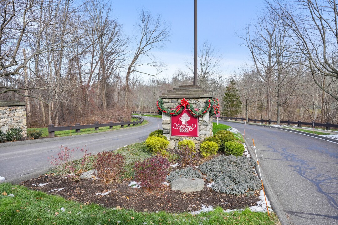 1406 Pinnacle Way in Danbury, CT - Building Photo