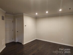 1229 Queen Lyon Ct in Charlotte, NC - Building Photo - Building Photo