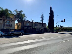 12654 Vanowen St in North Hollywood, CA - Foto de edificio - Building Photo