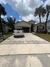 180 Seminole Lakes Dr in Royal Palm Beach, FL - Foto de edificio - Building Photo
