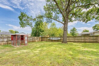 312 Crestview Dr in Bentonville, AR - Foto de edificio - Building Photo
