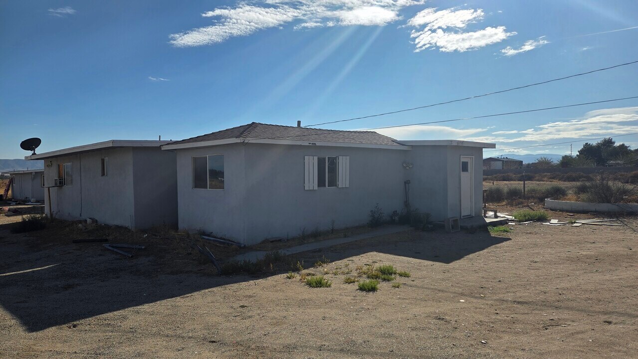 8714 W Avenue E4 in Lancaster, CA - Foto de edificio