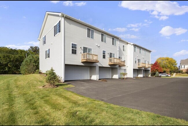 3820 Bissel Dr in Yorkville, IL - Building Photo - Building Photo