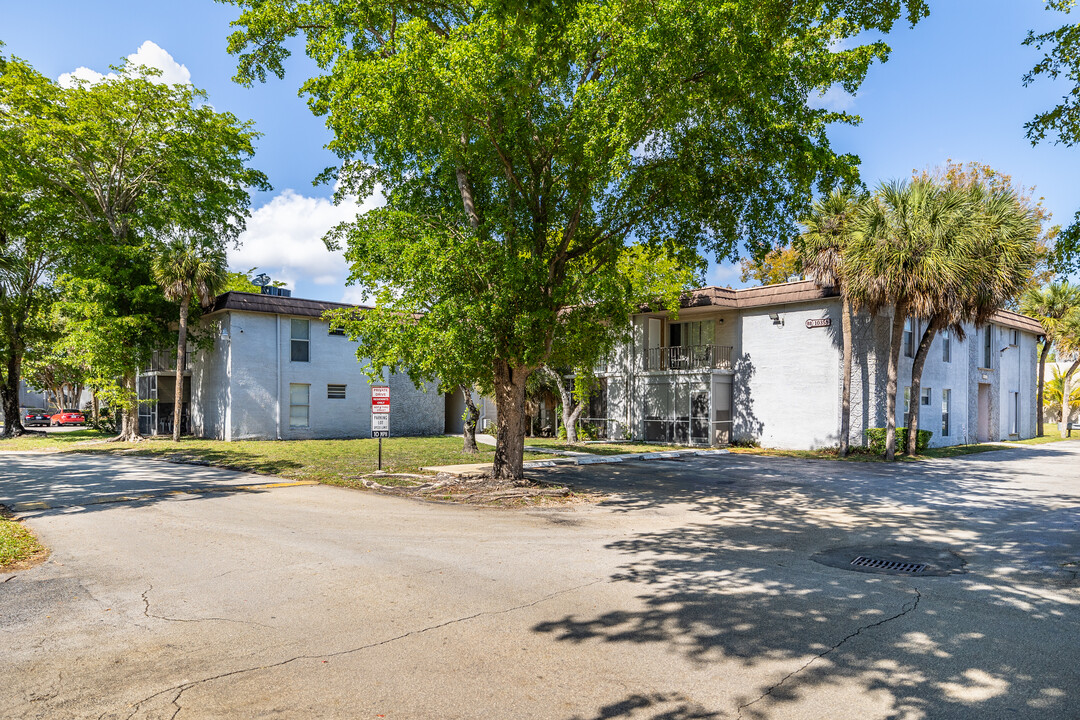 Kendall Acres Condo in Miami, FL - Building Photo