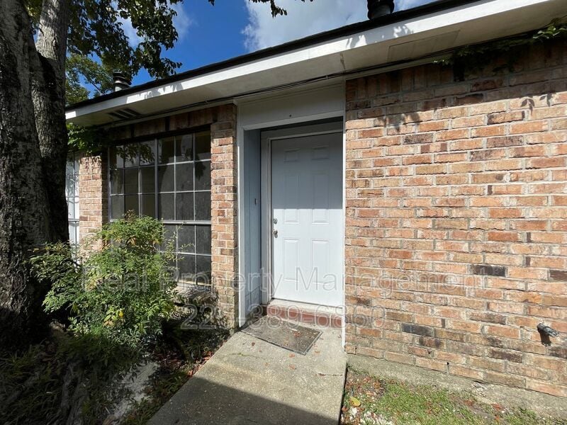 10642 Stanley Aubin Ln in Baton Rouge, LA - Building Photo