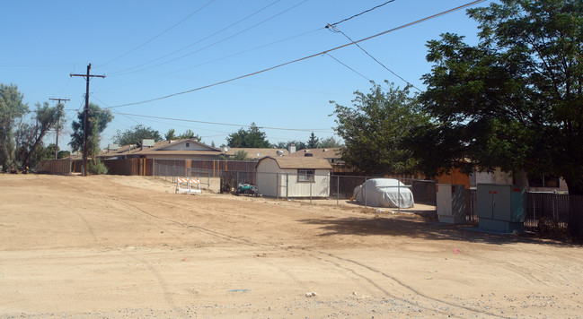 12534 Kiowa Rd in Apple Valley, CA - Foto de edificio - Building Photo