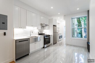 309 E 10th St in New York, NY - Building Photo - Building Photo