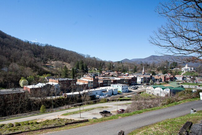 121 Drury Ln-Unit -Apt F in Sylva, NC - Building Photo - Building Photo