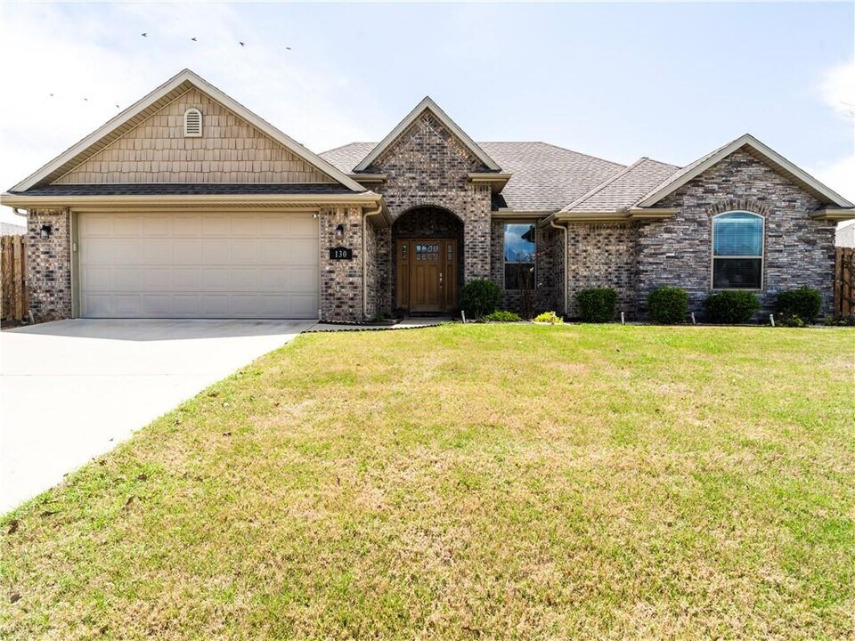 130 Cisterna Dr in Centerton, AR - Building Photo