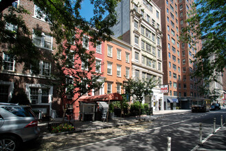 113 W 13th St in New York, NY - Building Photo - Building Photo