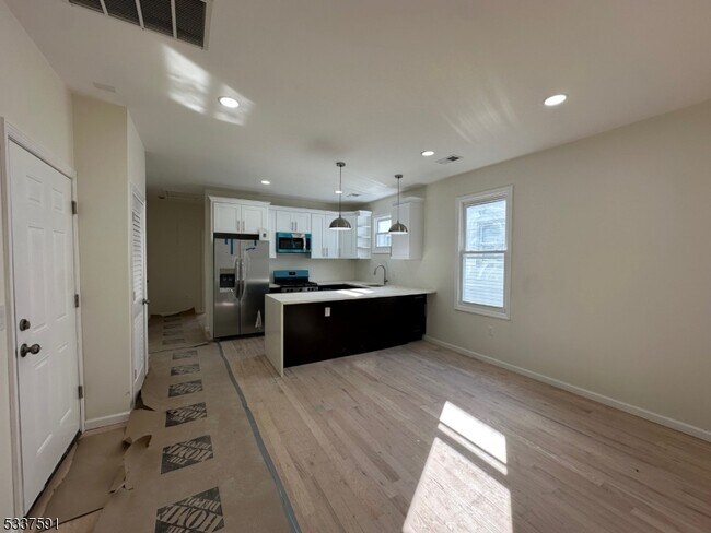 1094 Grove St in Irvington, NJ - Building Photo - Building Photo