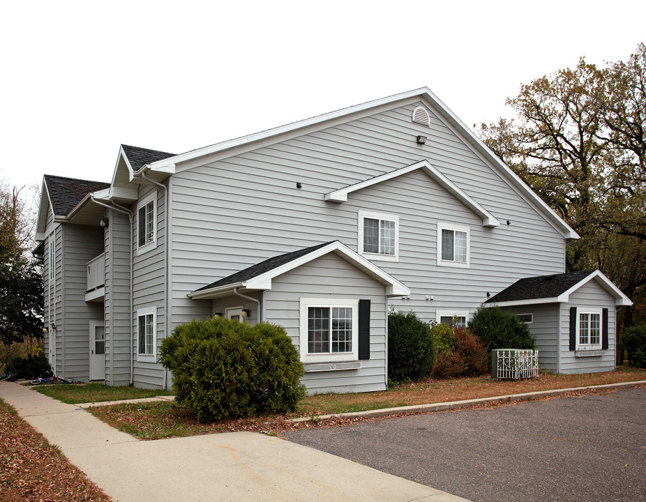 Great Oaks Apartments in Dassel, MN - Building Photo