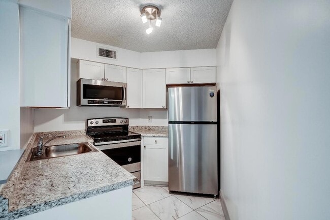 212 Lake Pointe Dr, Unit 102 in Oakland Park, FL - Foto de edificio - Building Photo