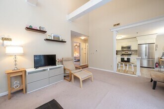 124 Tennis Plaza Rd, Unit 8 in Dracut, MA - Building Photo - Building Photo