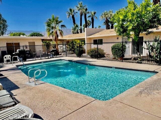 73740 Santa Rosa Way, Unit E in Palm Desert, CA - Foto de edificio