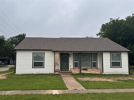 410 S Hannaford St in Granbury, TX - Building Photo