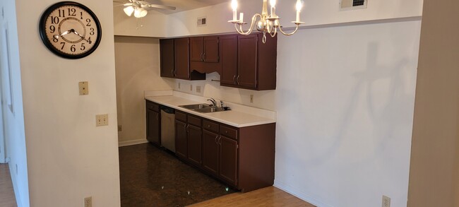 7117 W Friendly Ave, Unit F in Greensboro, NC - Building Photo - Building Photo