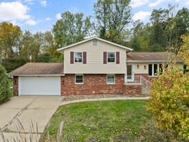 120 Windermere Dr in St. Clairsville, OH - Building Photo