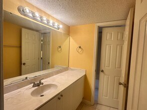 6619 La Mirada Dr W in Jacksonville, FL - Foto de edificio - Building Photo