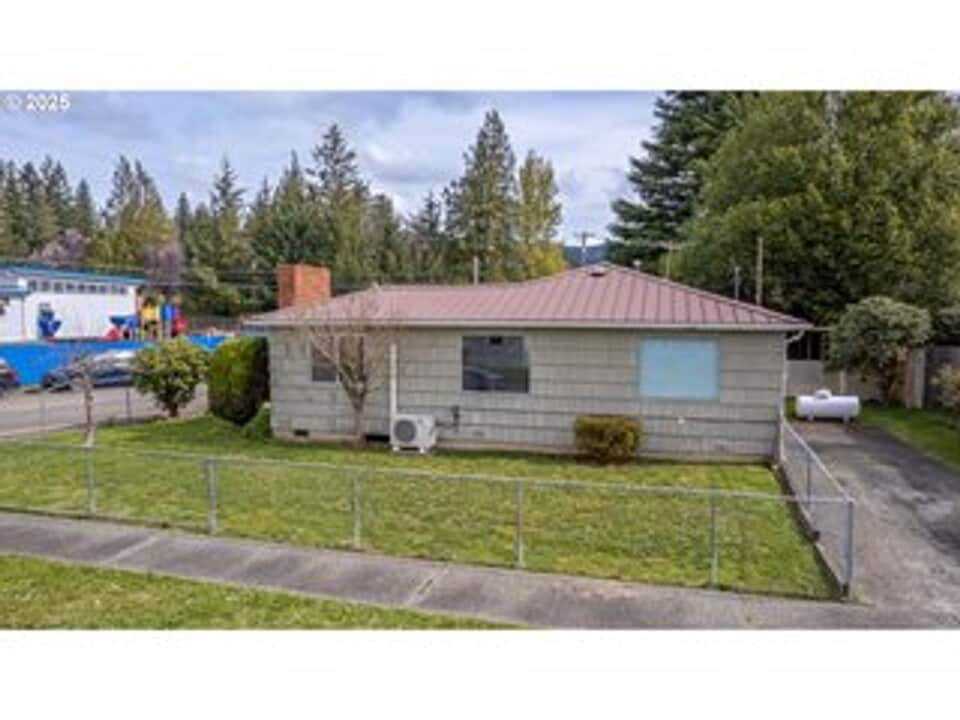 1600 Maryland Ave in Myrtle Point, OR - Building Photo