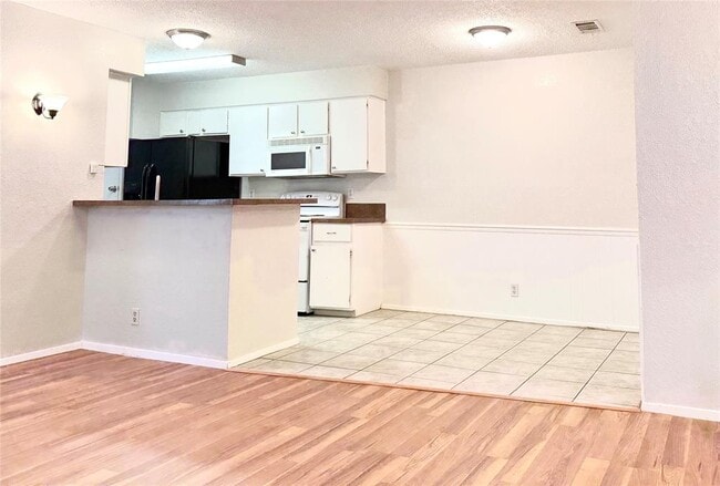 9901 Hundred Oaks Cir in Austin, TX - Building Photo - Building Photo