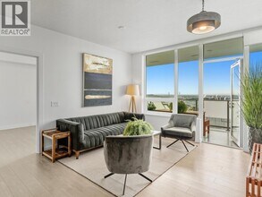 908 Quayside Dr in New Westminster, BC - Building Photo - Building Photo