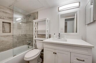 8083 Meadow Rd in Dallas, TX - Foto de edificio - Building Photo