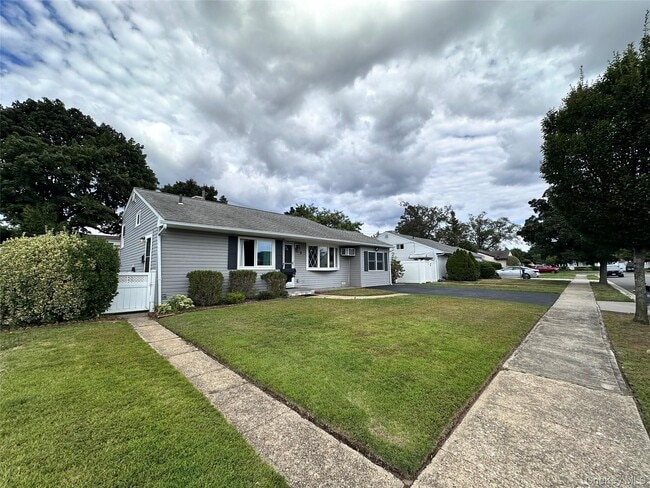 5 Eagle Ln in Farmingdale, NY - Building Photo - Building Photo