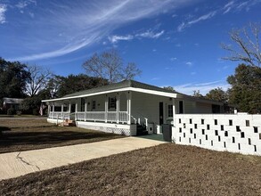 457 Bruce Ave in Defuniak Springs, FL - Building Photo - Building Photo