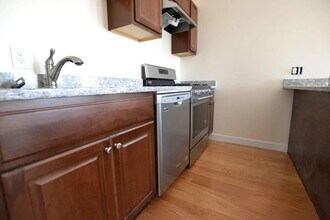 23 Weitz St, Unit 2 in Boston, MA - Foto de edificio - Building Photo