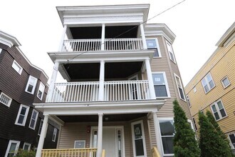29 Lewis St, Unit 1 in Somerville, MA - Foto de edificio - Building Photo