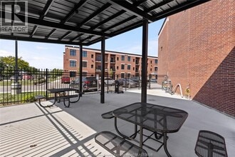 3180 Meadowbrook Ln in Windsor, ON - Building Photo - Building Photo