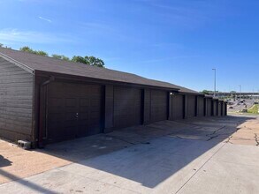 Westland Arms Apartments in Omaha, NE - Building Photo - Building Photo