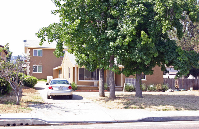 957 E Washington Ave in El Cajon, CA - Foto de edificio - Building Photo