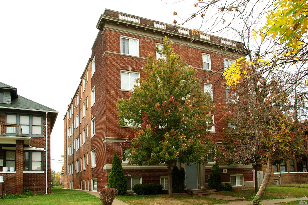 Park Square Apartments in Detroit, MI - Building Photo