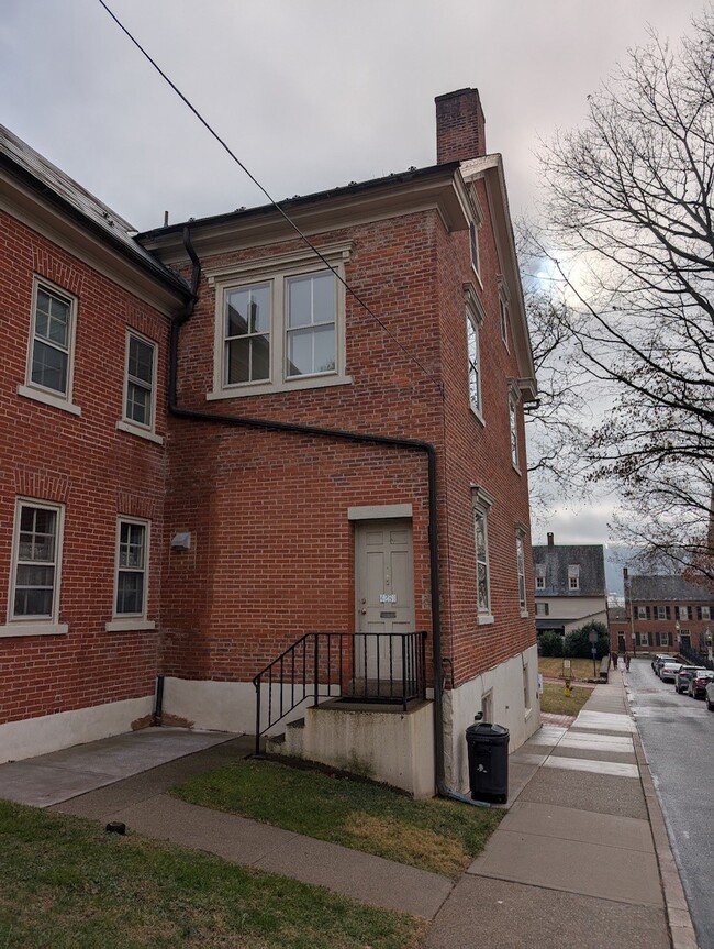 426-2 Heckewelder Pl, Unit 2nd Floor in Bethlehem, PA - Building Photo - Building Photo