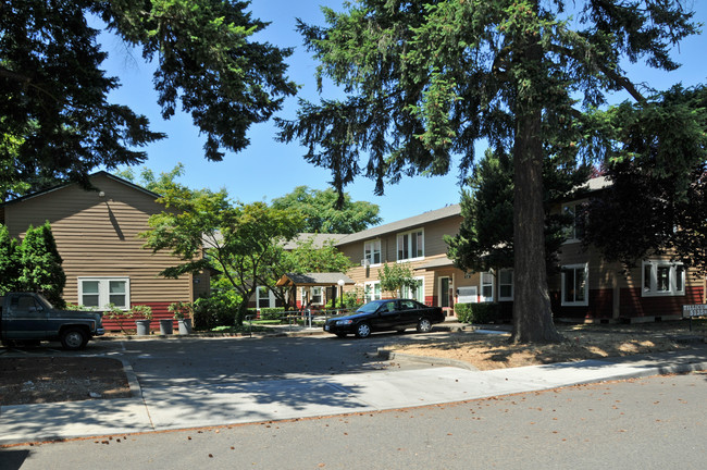 Tillicum Court in Portland, OR - Building Photo - Building Photo