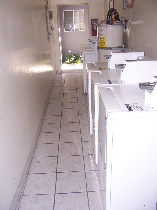 15209 Prairie Ave in Lawndale, CA - Building Photo - Interior Photo