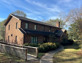 Southfork Apartments in Dallas, NC - Foto de edificio - Building Photo