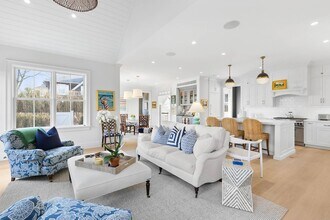 95 Burnett St in Southampton, NY - Building Photo - Building Photo