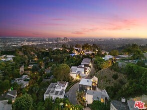 9315 Lloydcrest Dr in Beverly Hills, CA - Building Photo - Building Photo