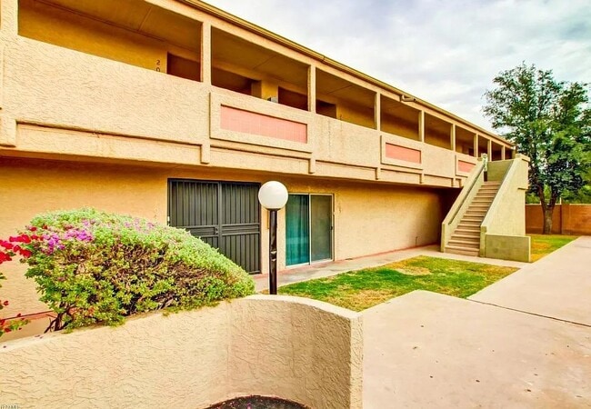 property at 1005 W 5th St