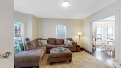 62 Saunders St in Boston, MA - Foto de edificio - Building Photo