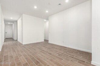 17818 W Vogel Ave in Glendale, AZ - Foto de edificio - Building Photo
