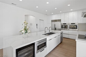 5541 Harborage Dr in Ft. Myers, FL - Foto de edificio - Building Photo