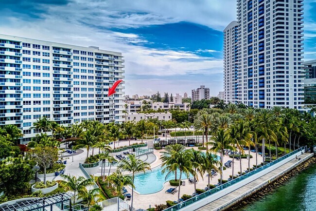 1500 Bay Rd, Unit 714s in Miami Beach, FL - Building Photo - Building Photo