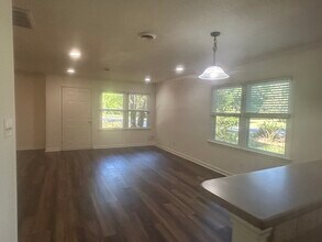 112 W Poplar Ave in Carrboro, NC - Building Photo - Building Photo
