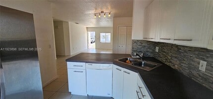 5675 NW 109th Ave in Doral, FL - Building Photo - Building Photo