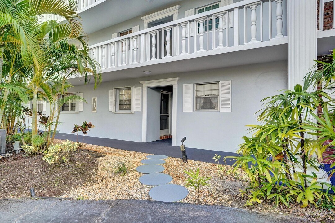 169 Atlantis Blvd in Atlantis, FL - Building Photo